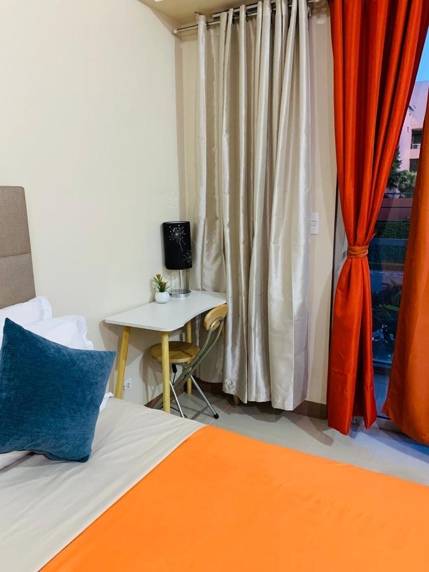 One Palm Tree Villas Condominium - Studio 2Nd Fl With Balcony - Across Terminal 3 Airport Pasay Exteriör bild
