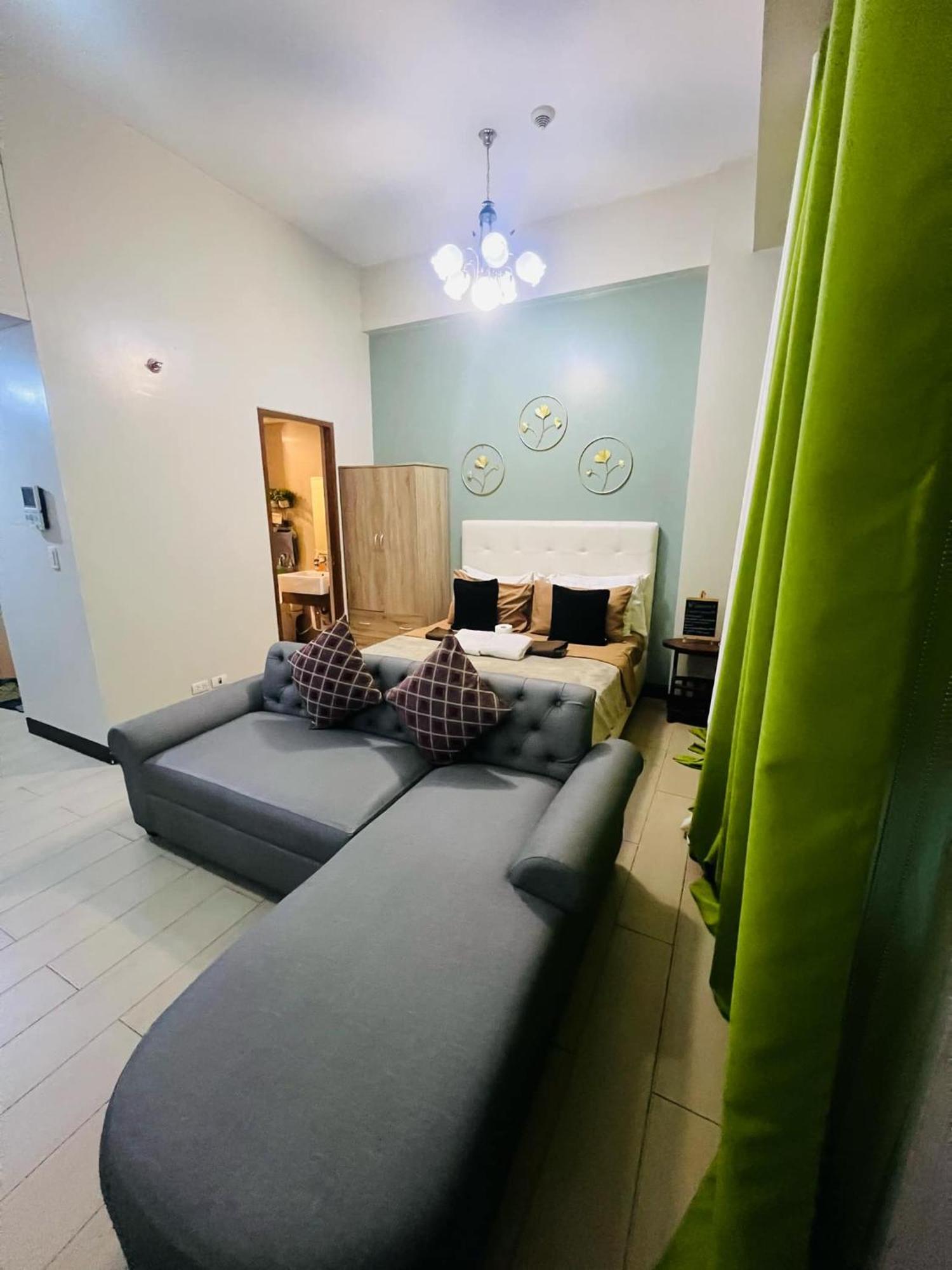 One Palm Tree Villas Condominium - Studio 2Nd Fl With Balcony - Across Terminal 3 Airport Pasay Exteriör bild