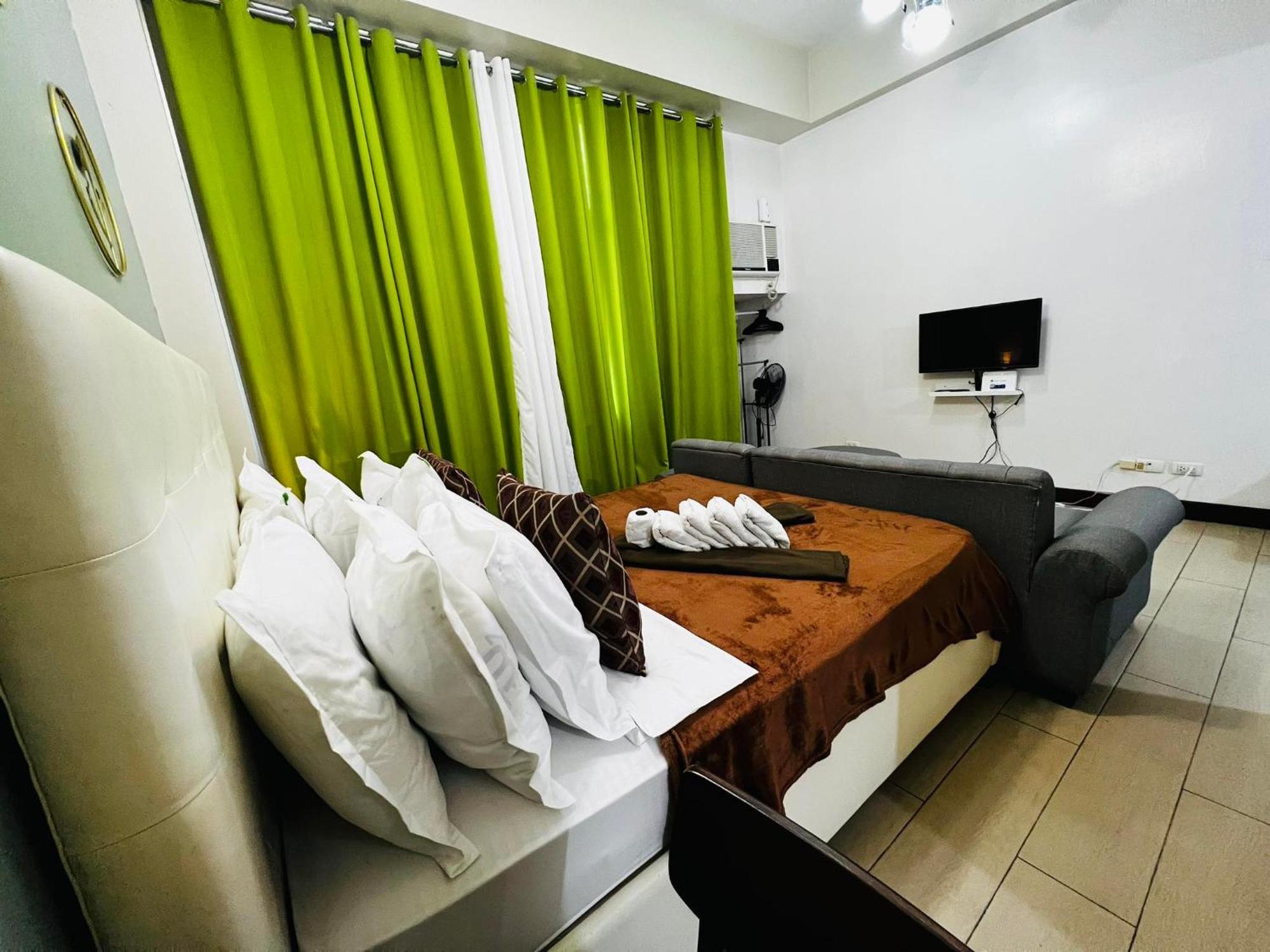 One Palm Tree Villas Condominium - Studio 2Nd Fl With Balcony - Across Terminal 3 Airport Pasay Exteriör bild