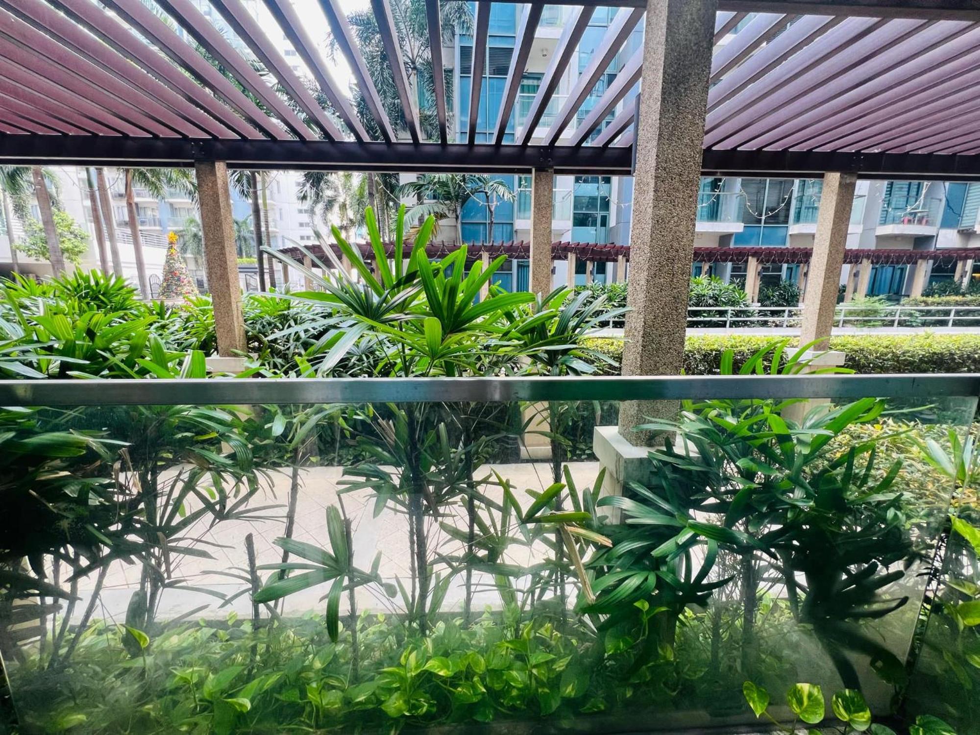 One Palm Tree Villas Condominium - Studio 2Nd Fl With Balcony - Across Terminal 3 Airport Pasay Exteriör bild