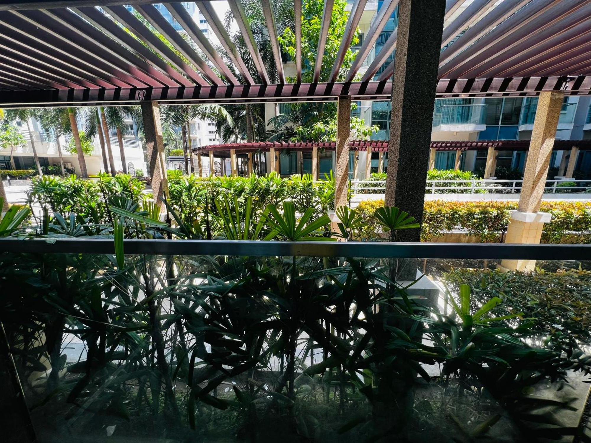 One Palm Tree Villas Condominium - Studio 2Nd Fl With Balcony - Across Terminal 3 Airport Pasay Exteriör bild