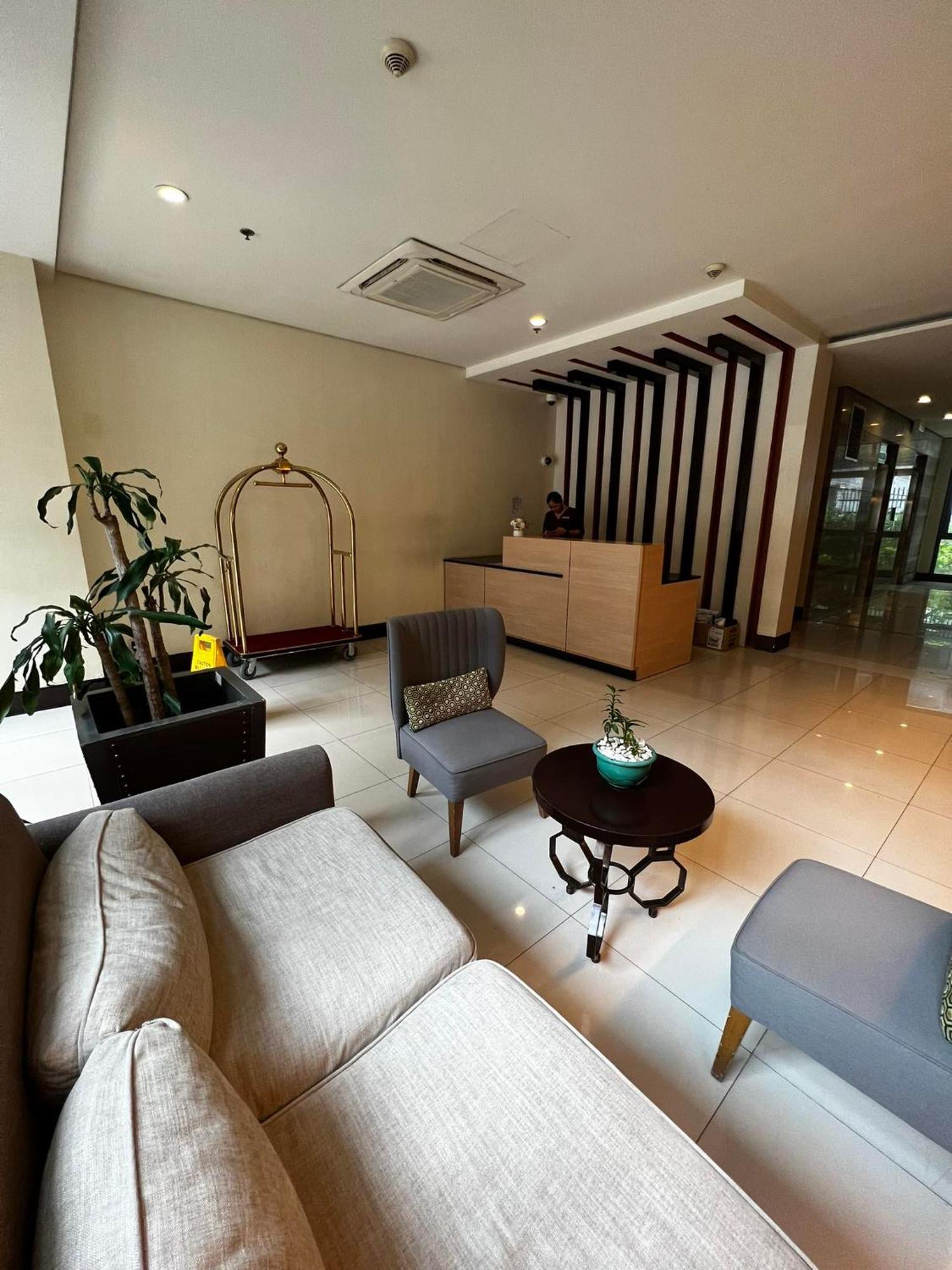 One Palm Tree Villas Condominium - Studio 2Nd Fl With Balcony - Across Terminal 3 Airport Pasay Exteriör bild
