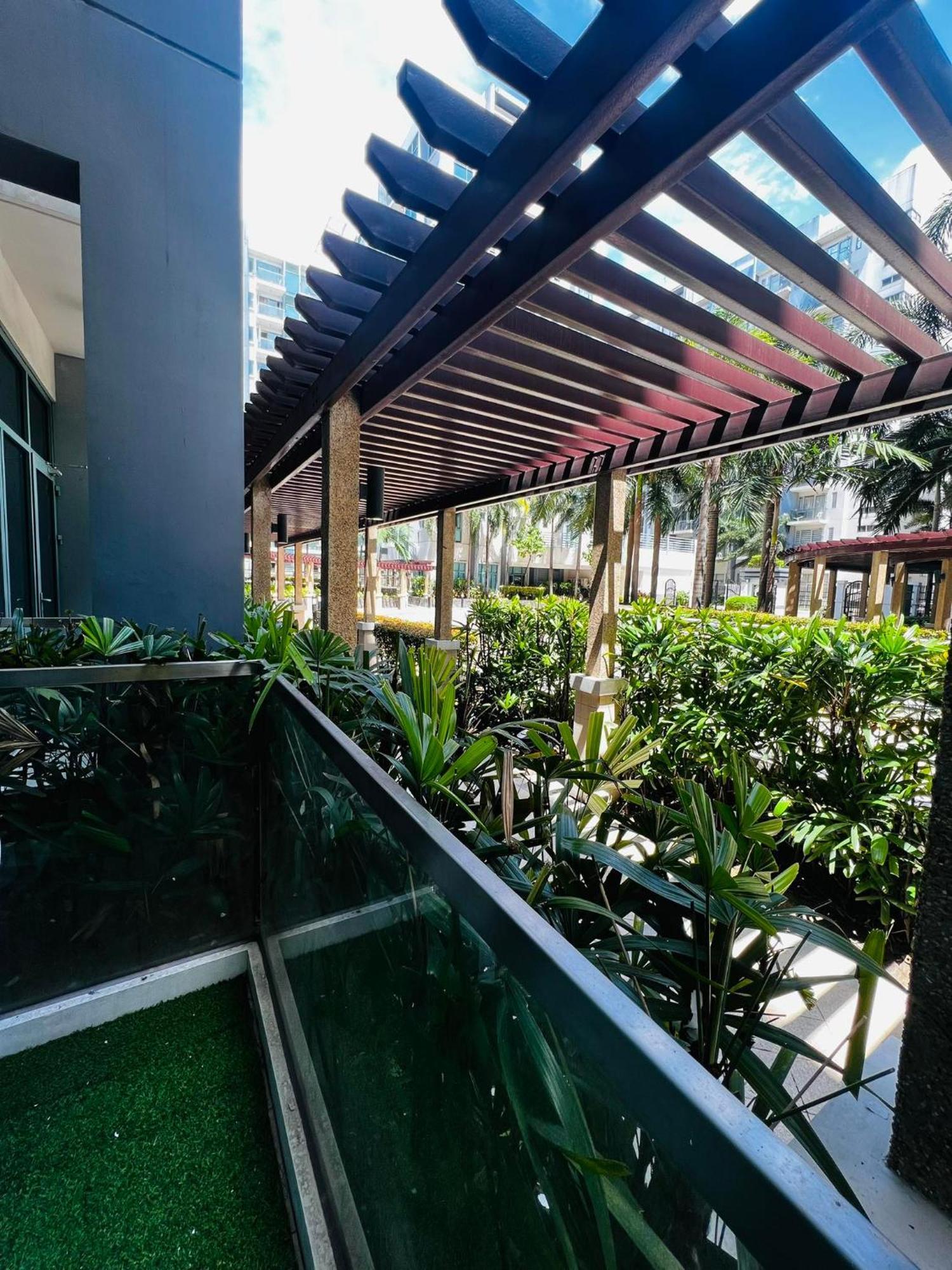 One Palm Tree Villas Condominium - Studio 2Nd Fl With Balcony - Across Terminal 3 Airport Pasay Exteriör bild