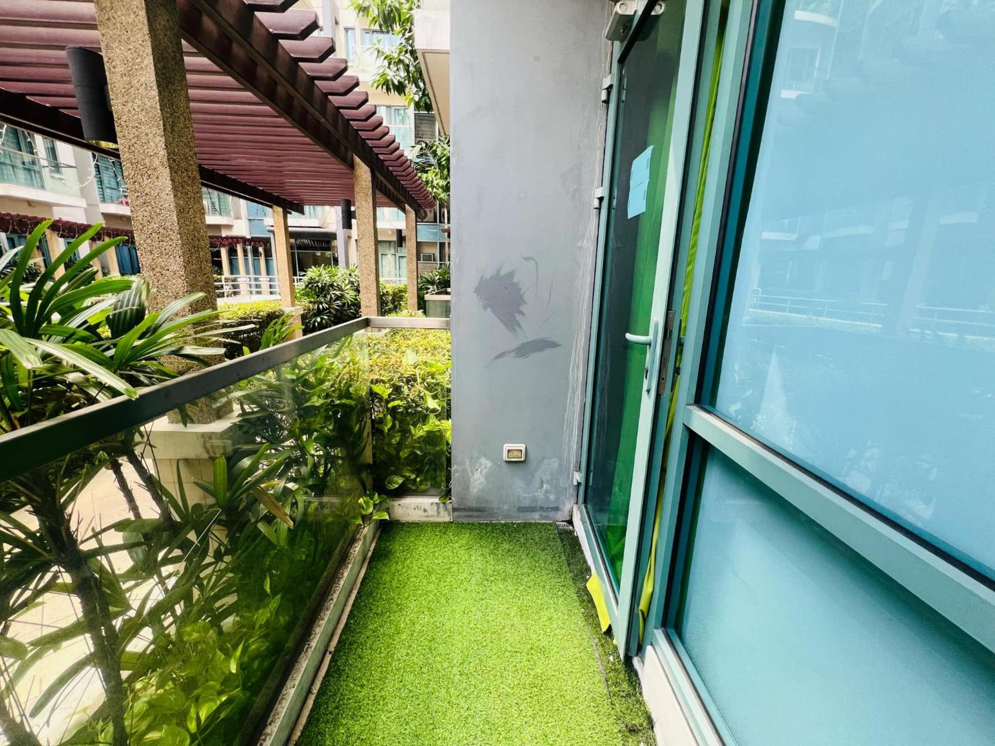 One Palm Tree Villas Condominium - Studio 2Nd Fl With Balcony - Across Terminal 3 Airport Pasay Exteriör bild