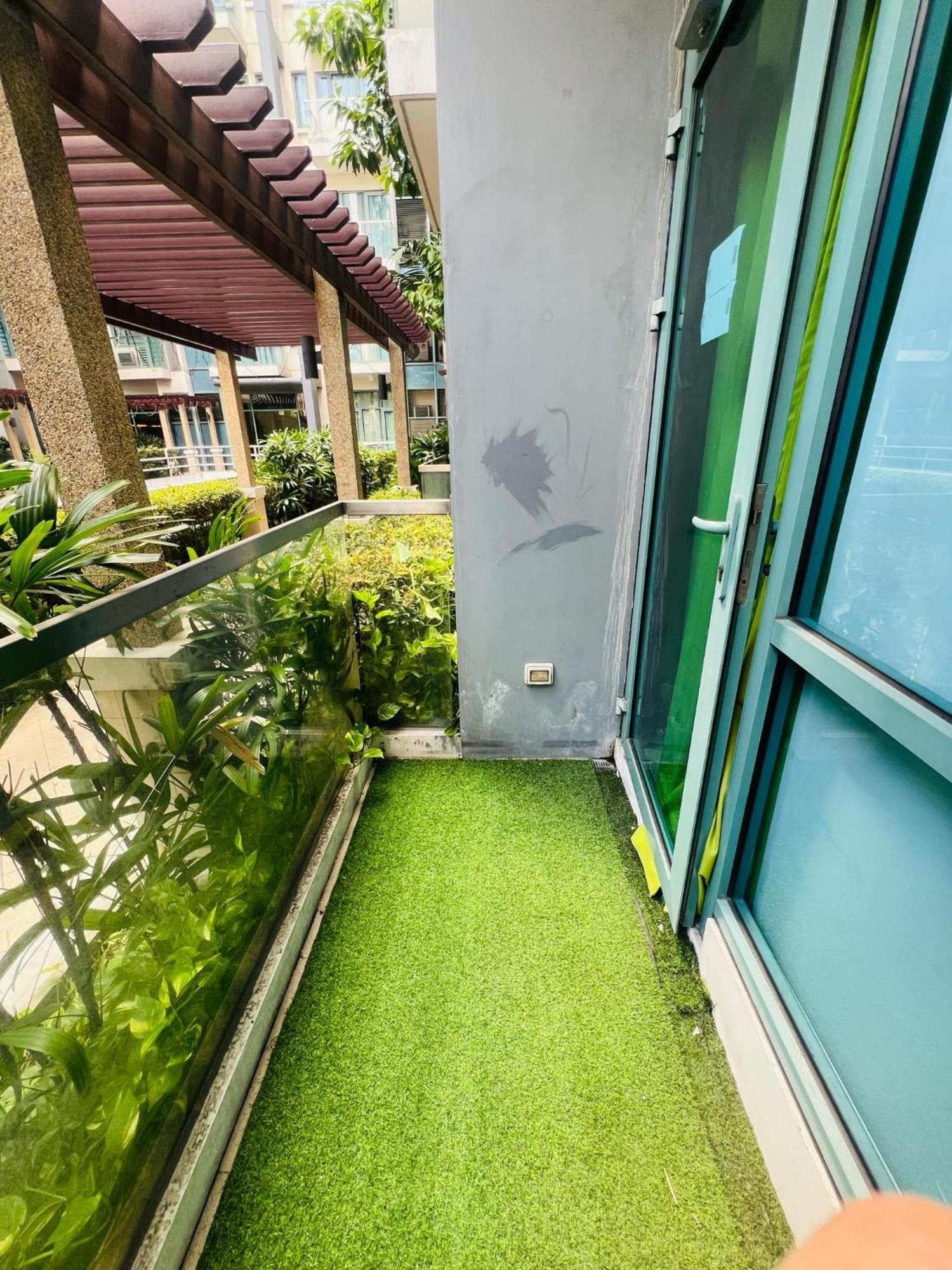 One Palm Tree Villas Condominium - Studio 2Nd Fl With Balcony - Across Terminal 3 Airport Pasay Exteriör bild