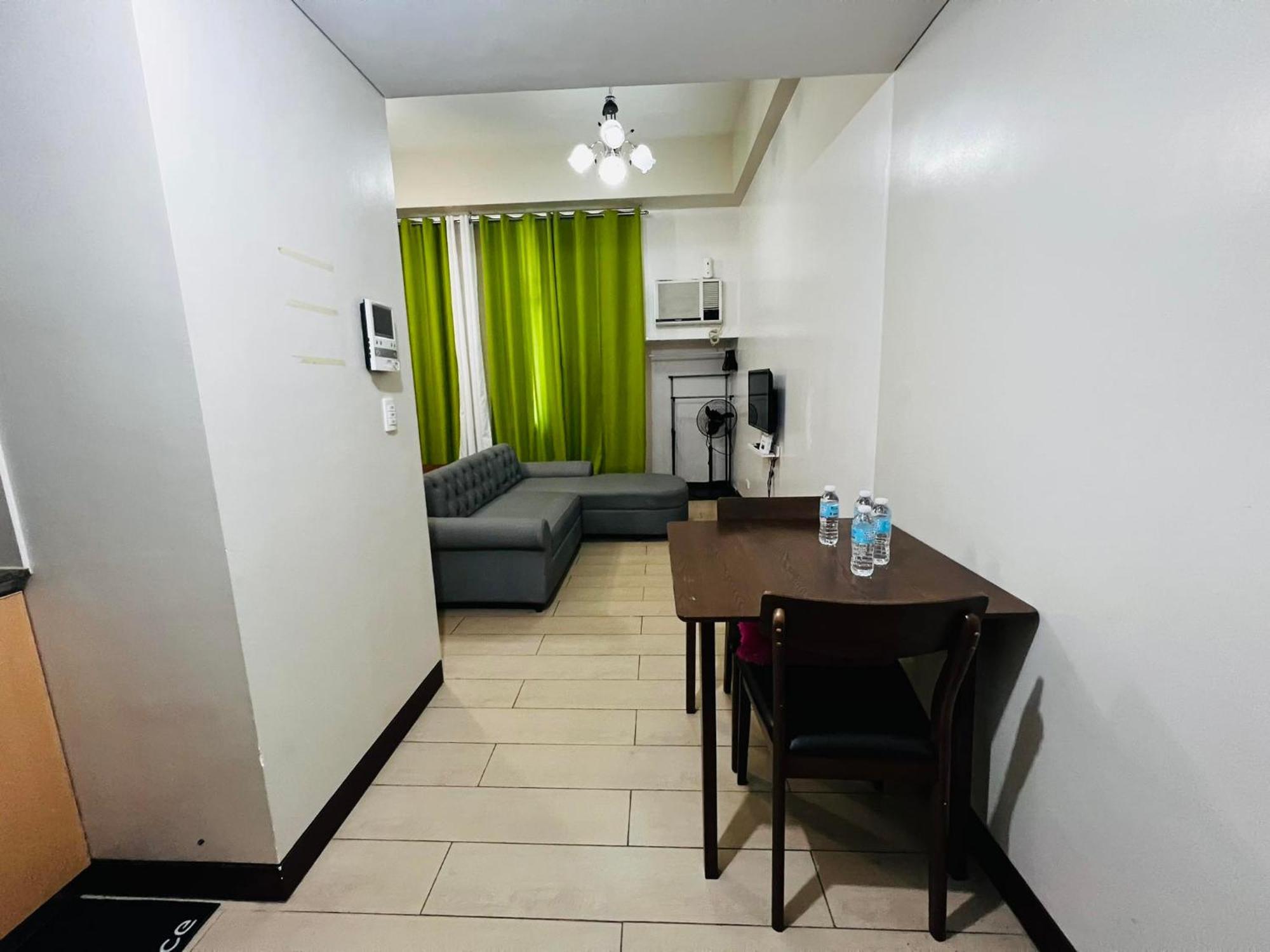 One Palm Tree Villas Condominium - Studio 2Nd Fl With Balcony - Across Terminal 3 Airport Pasay Exteriör bild