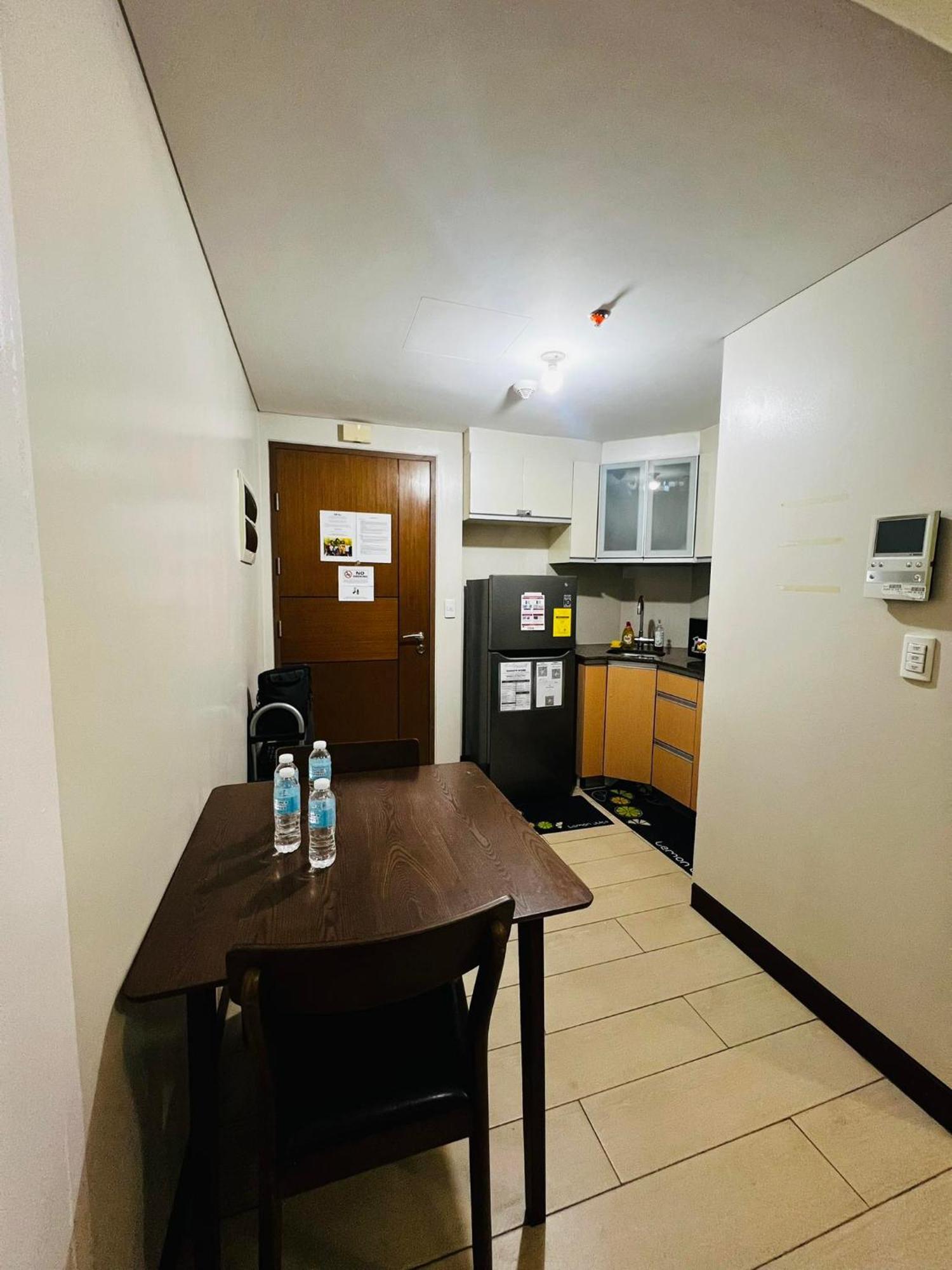 One Palm Tree Villas Condominium - Studio 2Nd Fl With Balcony - Across Terminal 3 Airport Pasay Exteriör bild