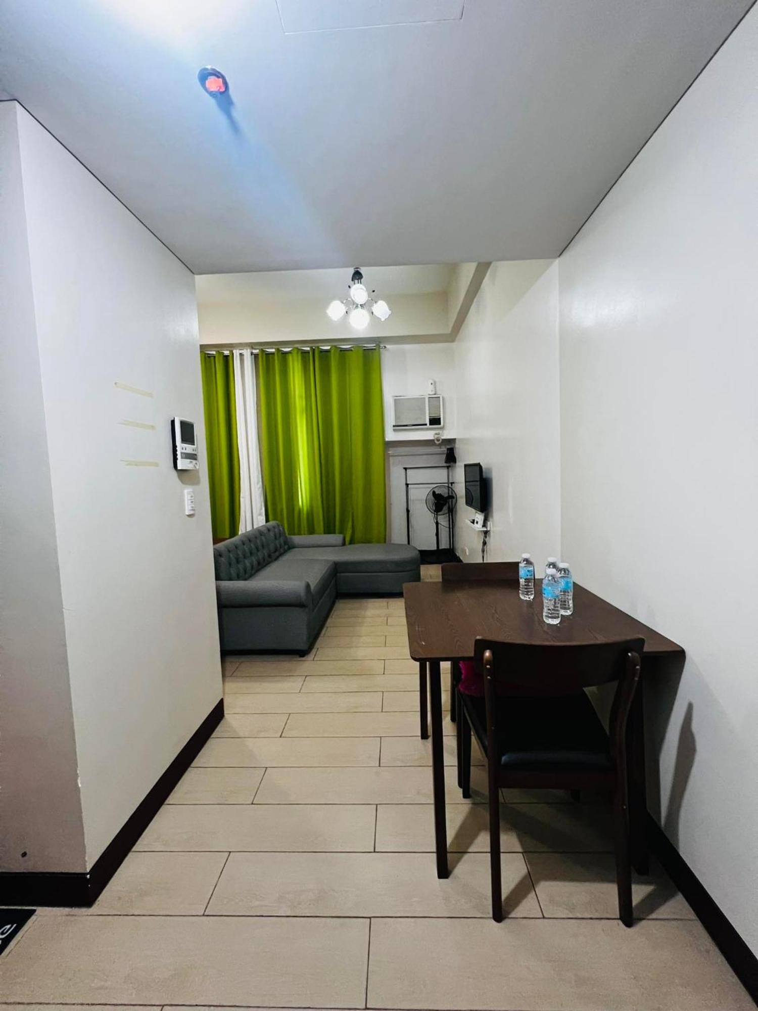 One Palm Tree Villas Condominium - Studio 2Nd Fl With Balcony - Across Terminal 3 Airport Pasay Exteriör bild